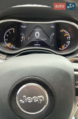 Позашляховик / Кросовер Jeep Grand Cherokee 2014 в 