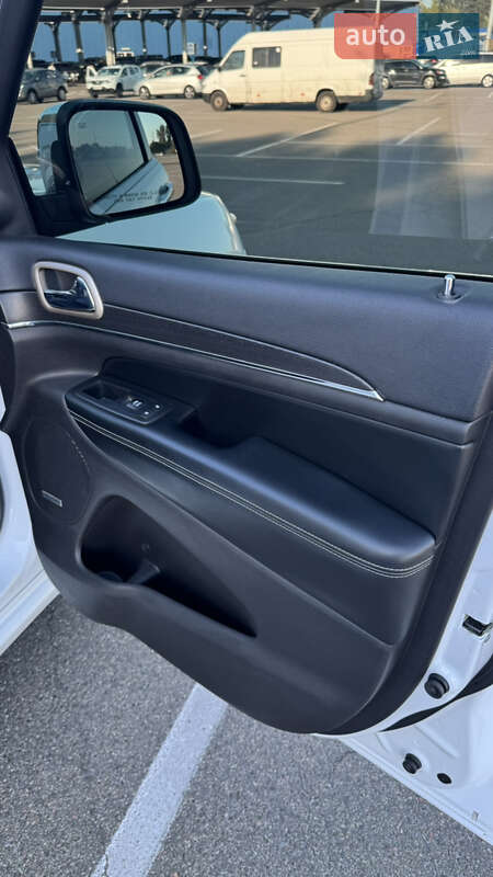 Внедорожник / Кроссовер Jeep Grand Cherokee 2016 в Киеве