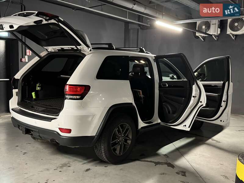 Внедорожник / Кроссовер Jeep Grand Cherokee 2016 в Киеве