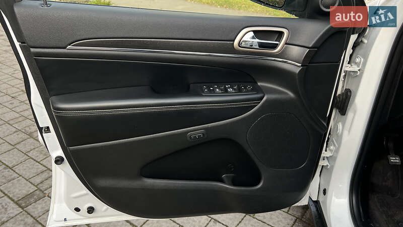 Внедорожник / Кроссовер Jeep Grand Cherokee 2016 в Львове