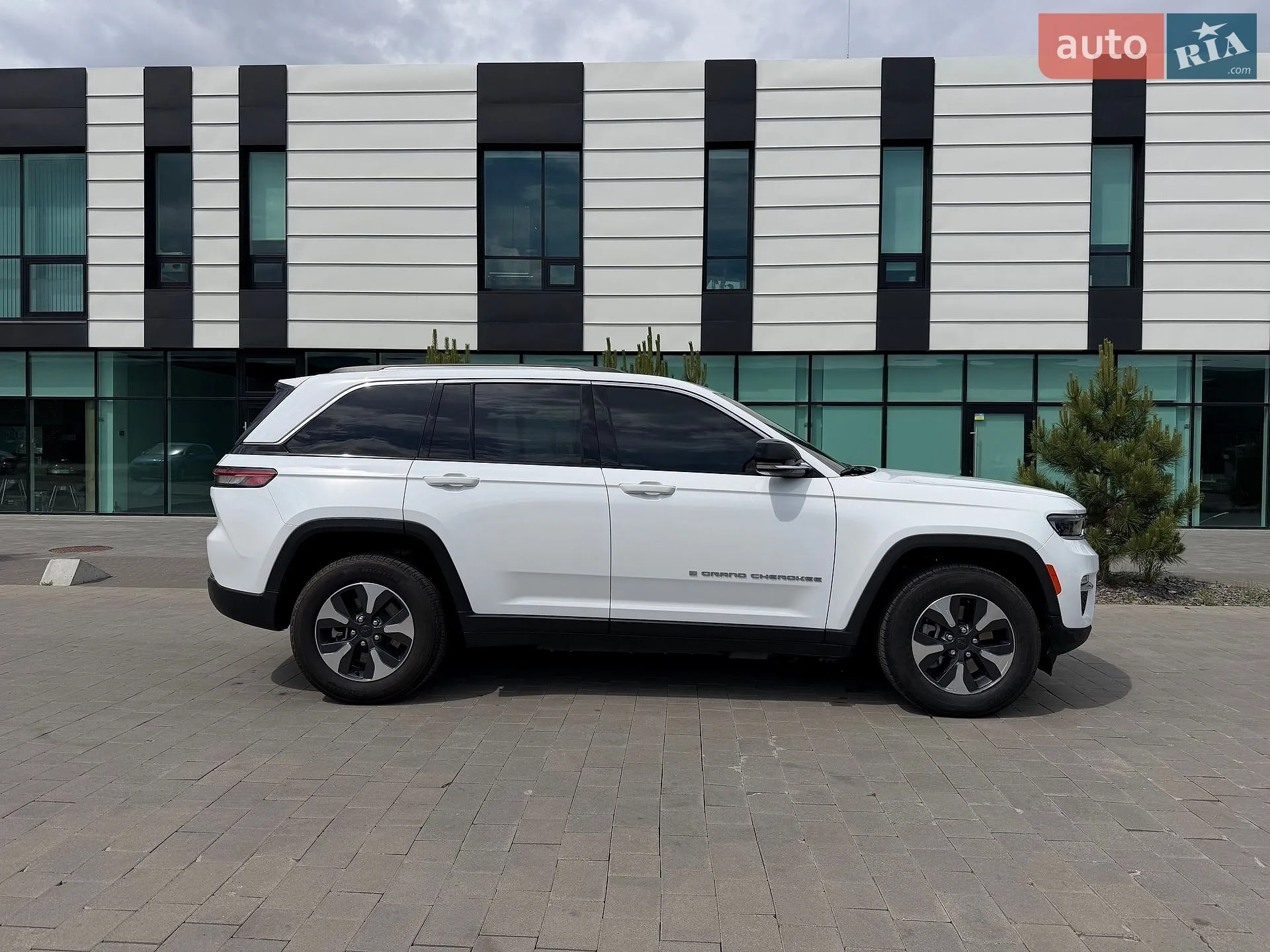 2022 Jeep Grand Cherokee - мініатюра 12