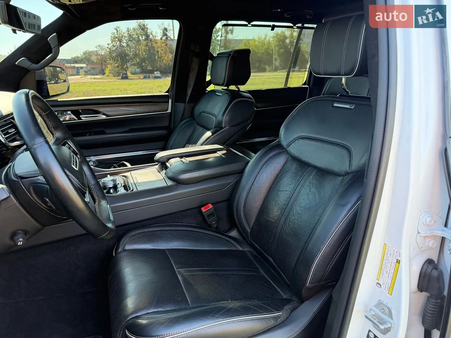 2022 Jeep Grand Wagoneer - мініатюра 17