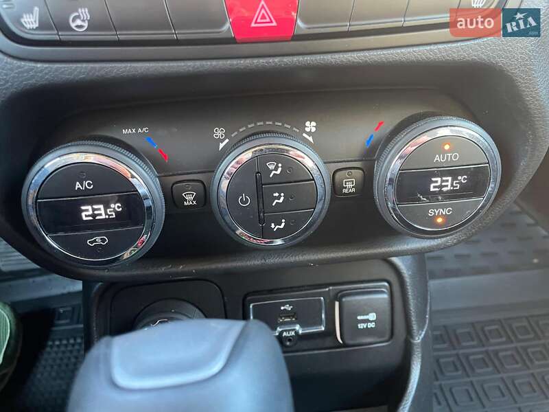 Позашляховик / Кросовер Jeep Renegade 2015 в Чернівцях