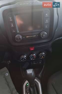 Внедорожник / Кроссовер Jeep Renegade 2016 в 