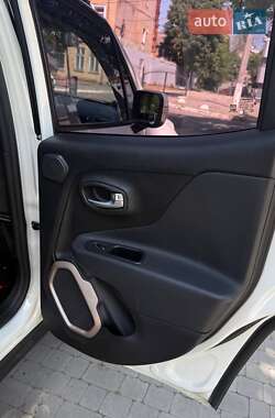 Внедорожник / Кроссовер Jeep Renegade 2016 в 