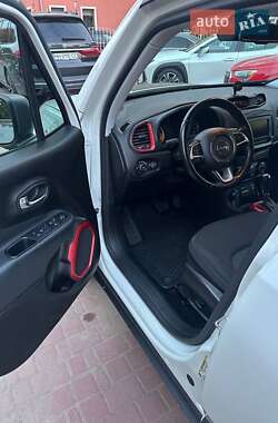 Внедорожник / Кроссовер Jeep Renegade 2016 в 