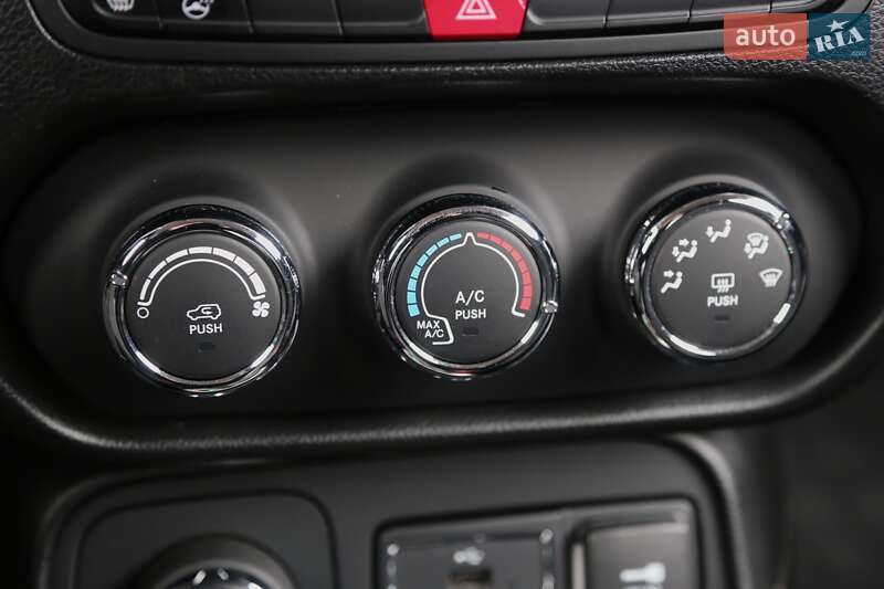 Внедорожник / Кроссовер Jeep Renegade 2015 в Киеве