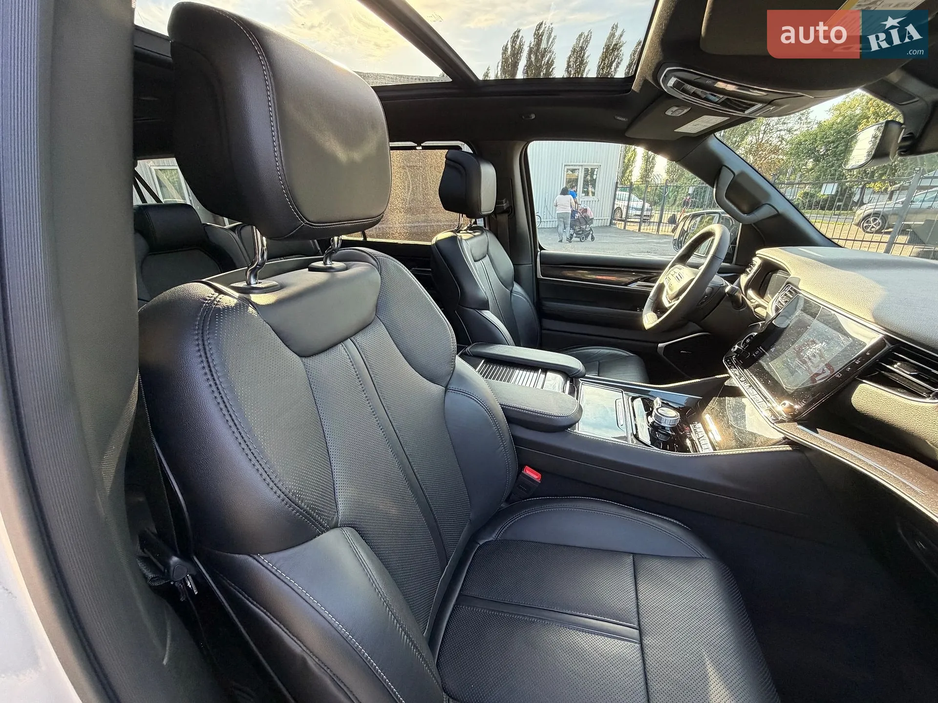 2023 Jeep Grand Wagoneer - мініатюра 38
