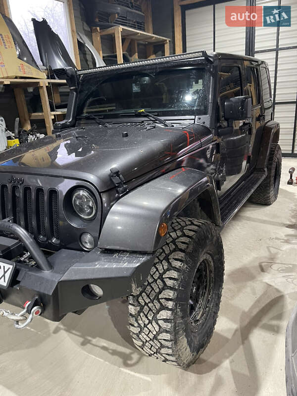 Внедорожник / Кроссовер Jeep Wrangler 2015 в Черновцах