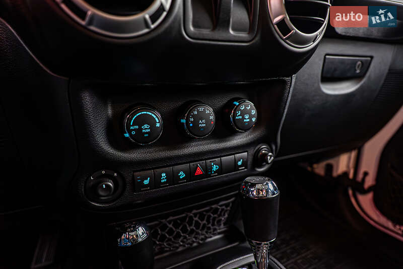 Внедорожник / Кроссовер Jeep Wrangler 2015 в Киеве