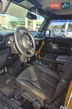 Внедорожник / Кроссовер Jeep Wrangler 2014 в 