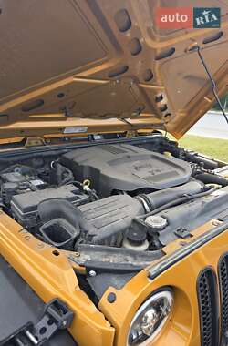 Внедорожник / Кроссовер Jeep Wrangler 2014 в 