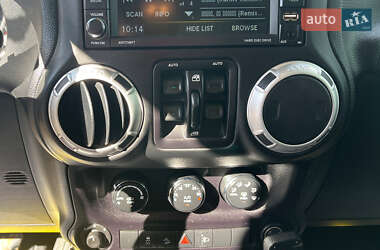 Внедорожник / Кроссовер Jeep Wrangler 2015 в 