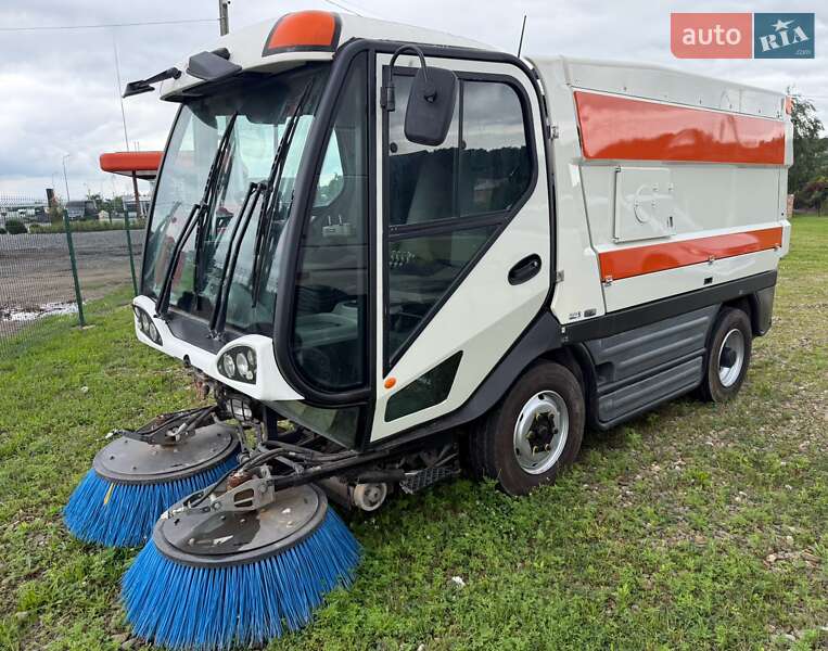 Уборочная машина Johnston Sweepers Compact 2011 в Черновцах