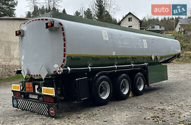 Цистерна полуприцеп Kassbohrer STB 1996 в Хусте