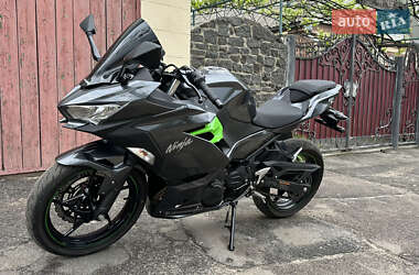 Спортбайк Kawasaki Ninja 400 2022 в 