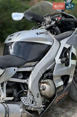 Спортбайк Kawasaki Ninja 600 ZX-6R 2001 в 