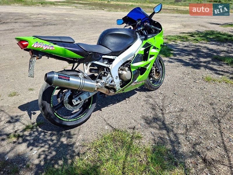 Спортбайк Kawasaki Ninja 2001 в Южном