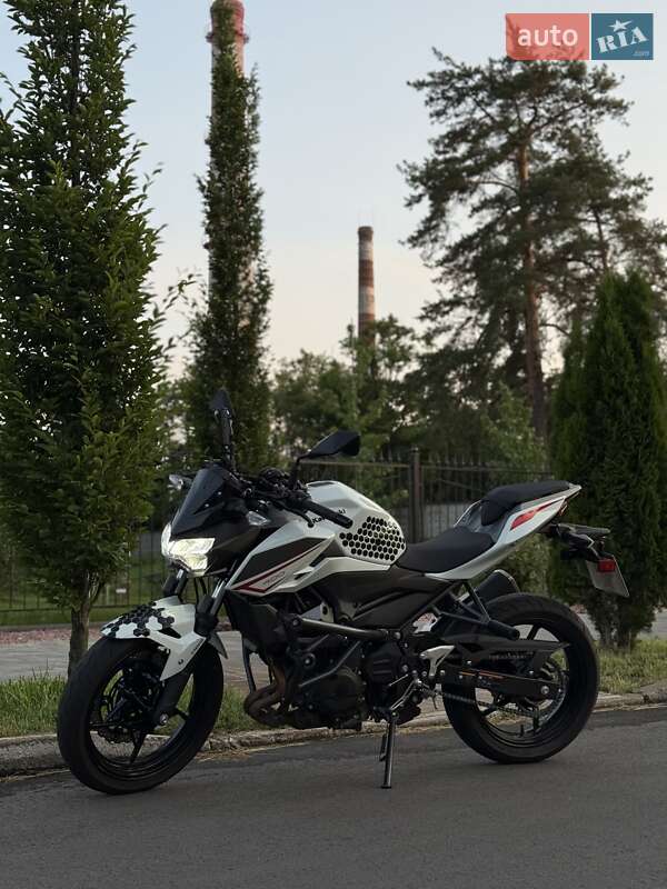 Мотоцикл Без обтекателей (Naked bike) Kawasaki Z 400 2023 в 