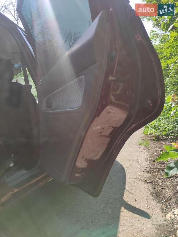 Седан Kia Avella 1997 в Краматорске