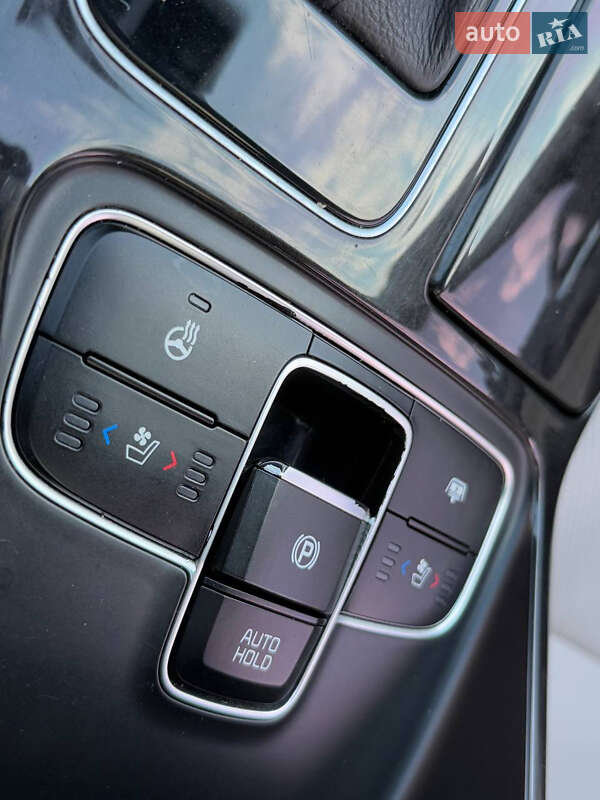 Седан Kia Cadenza 2013 в Дрогобыче