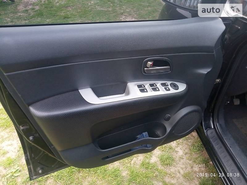 Позашляховик / Кросовер Kia Carens 2008 в Києві