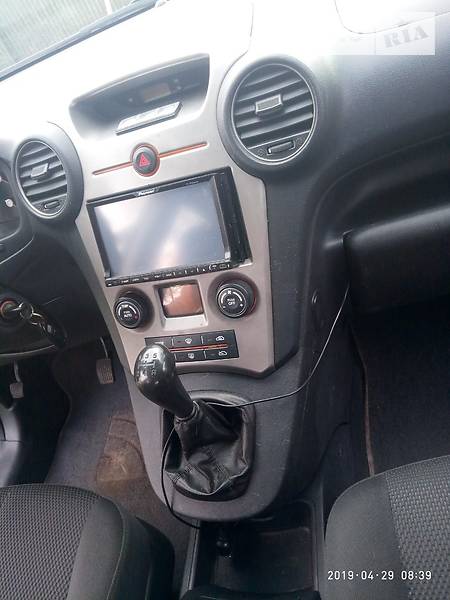 Позашляховик / Кросовер Kia Carens 2008 в Києві