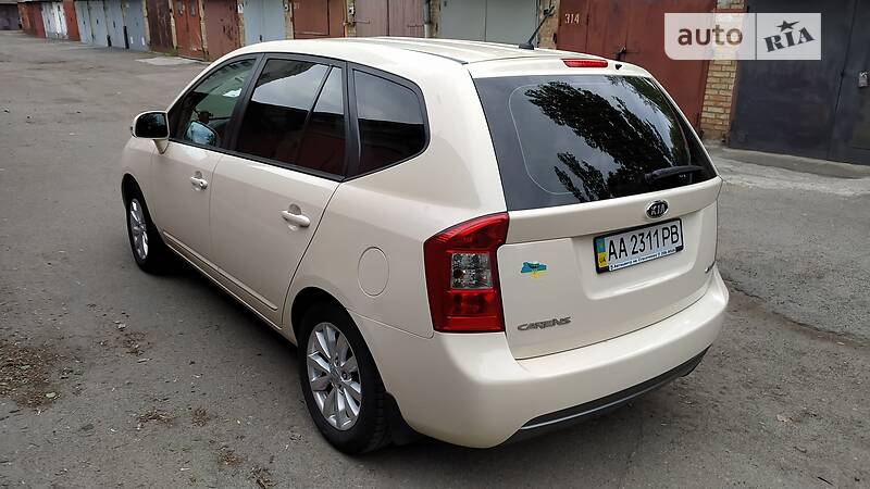 Минивэн Kia Carens 2011 в Киеве