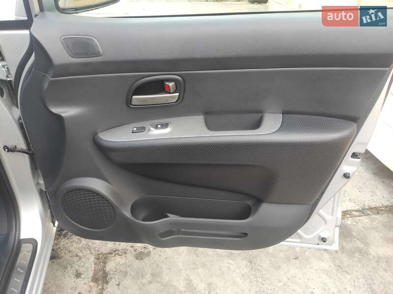 Минивэн Kia Carens 2007 в Красилове