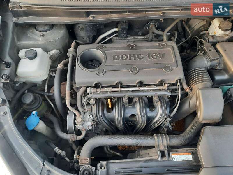 Минивэн Kia Carens 2008 в Полтаве