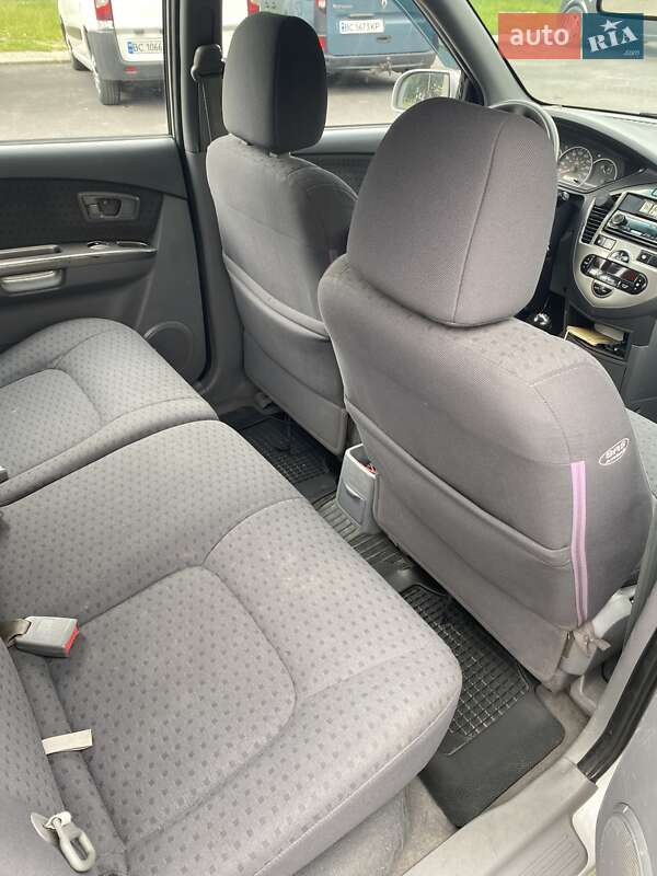 Минивэн Kia Carens 2003 в Новояворовске фото 17 Минивэн Kia Carens 2003 в Новояворовске