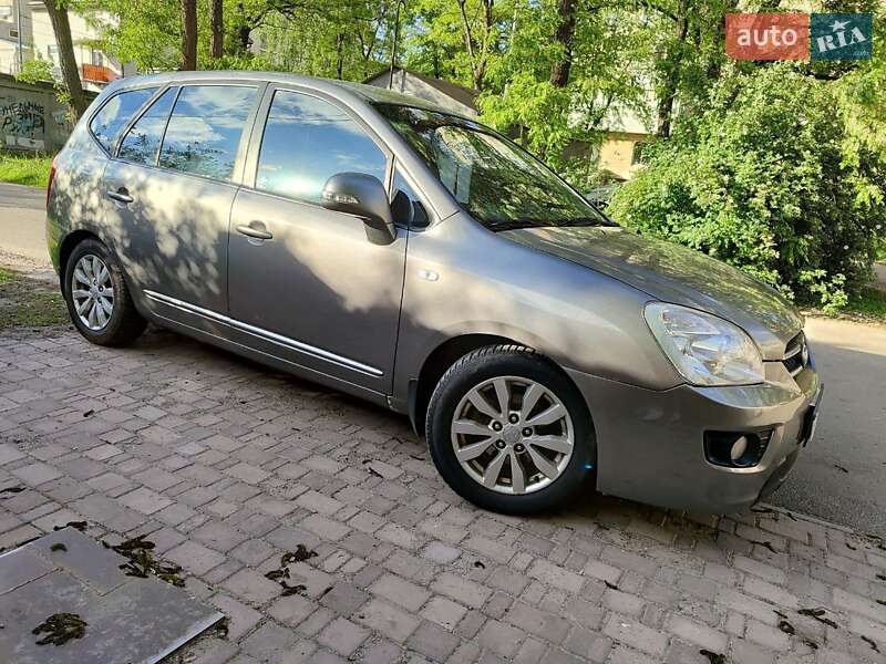 Мінівен Kia Carens 2010 в Києві