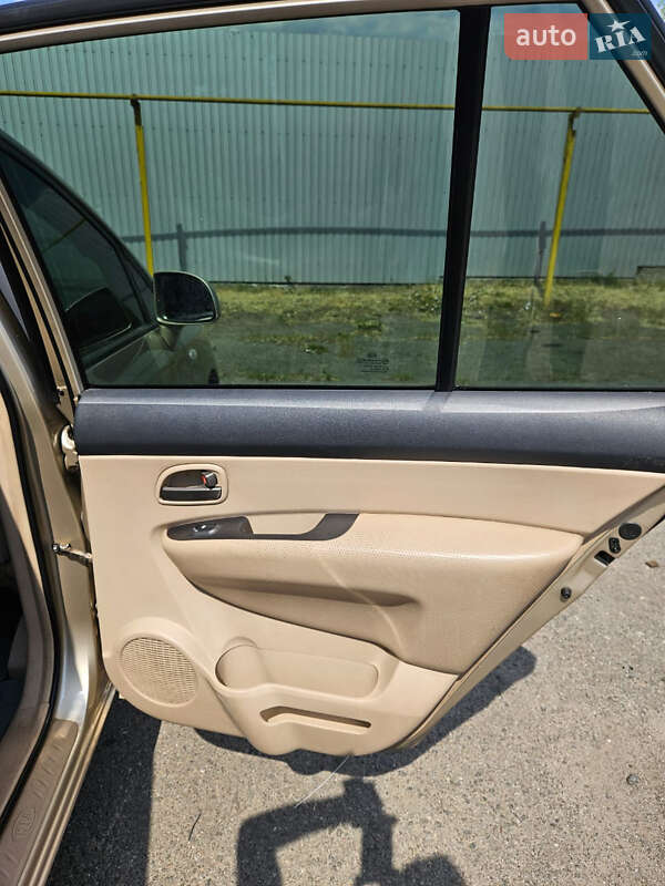 Минивэн Kia Carens 2007 в Корсуне-Шевченковском