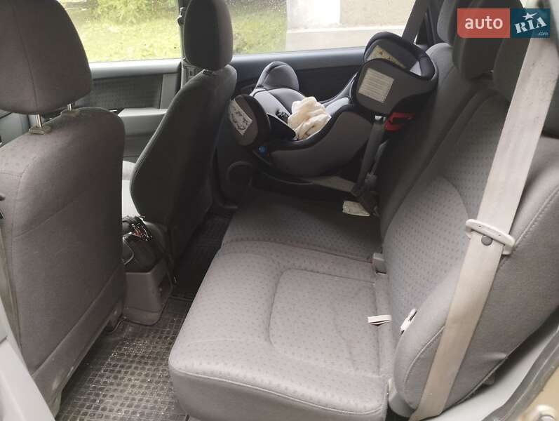 Минивэн Kia Carens 2004 в Новой Ушице