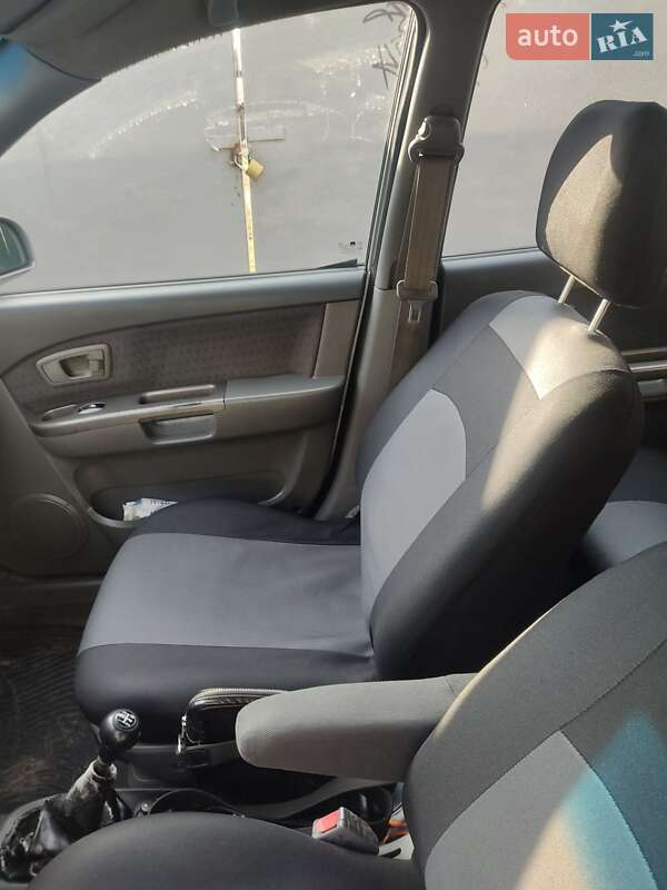 Мінівен Kia Carens 2004 в Києві