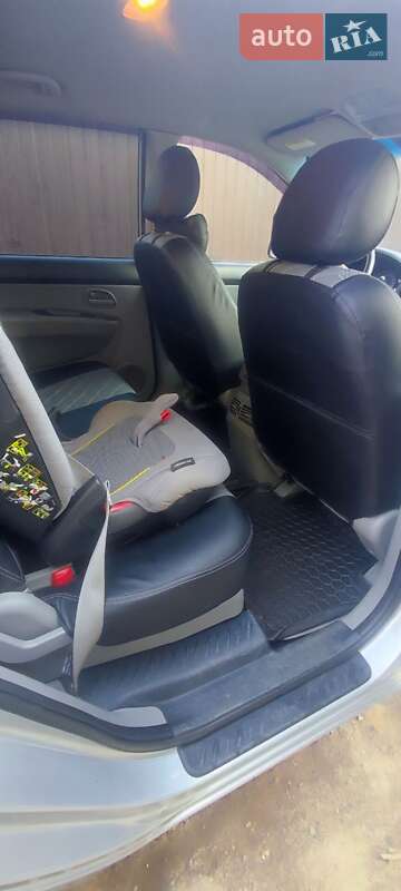 Минивэн Kia Carens 2008 в Ивано-Франково