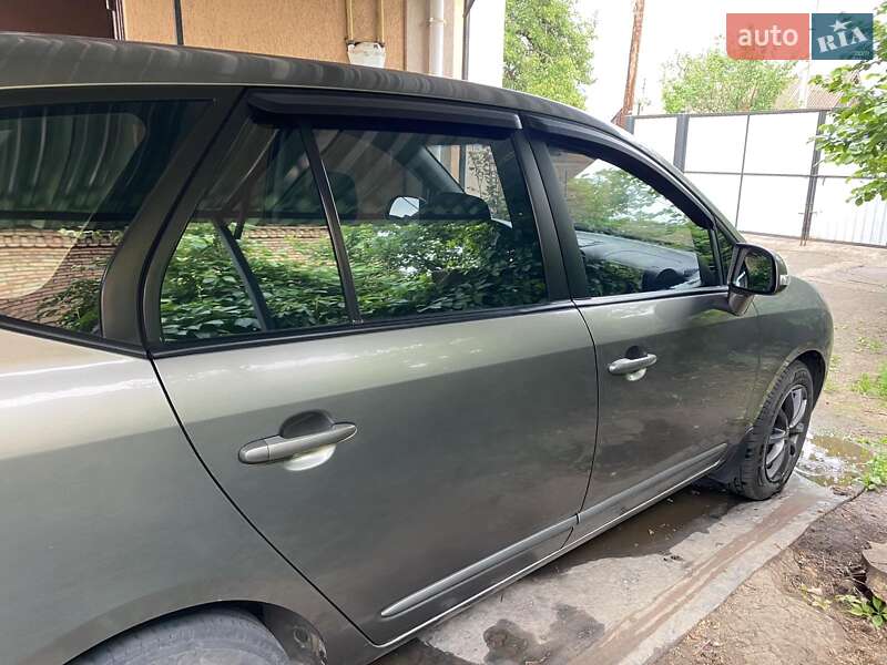 Микровэн Kia Carens 2010 в Кривом Роге