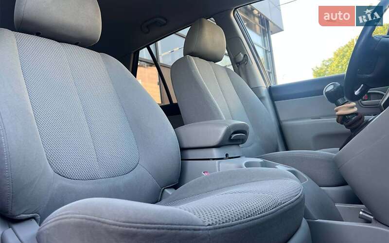 Минивэн Kia Carens 2009 в Ивано-Франковске