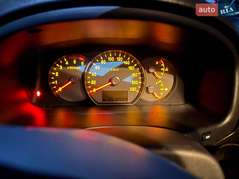 Мінівен Kia Carens 2006 в Чернівцях