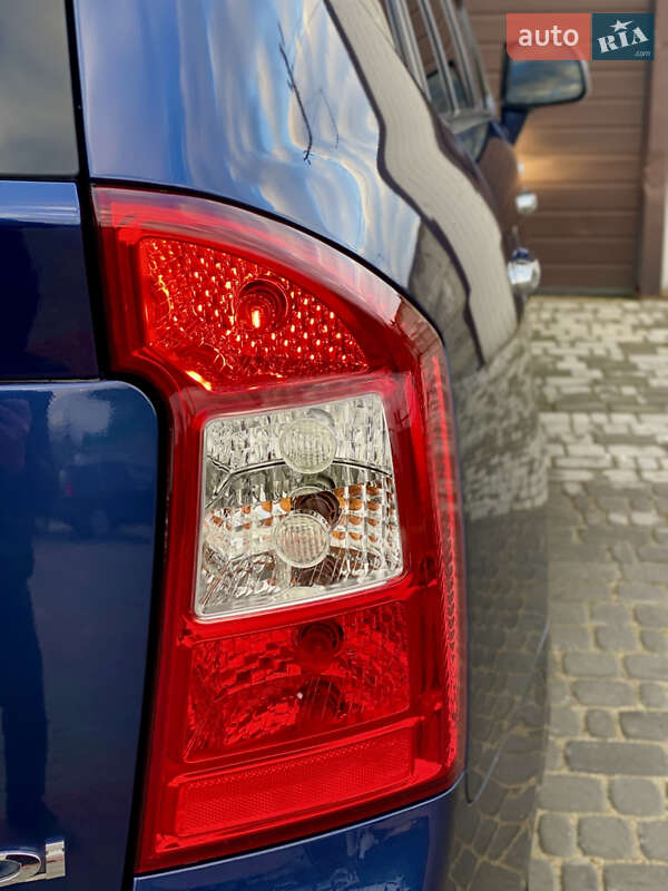 Минивэн Kia Carens 2008 в Житомире