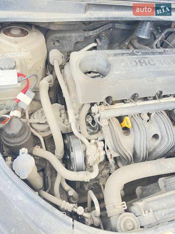 Минивэн Kia Carens 2008 в Краматорске