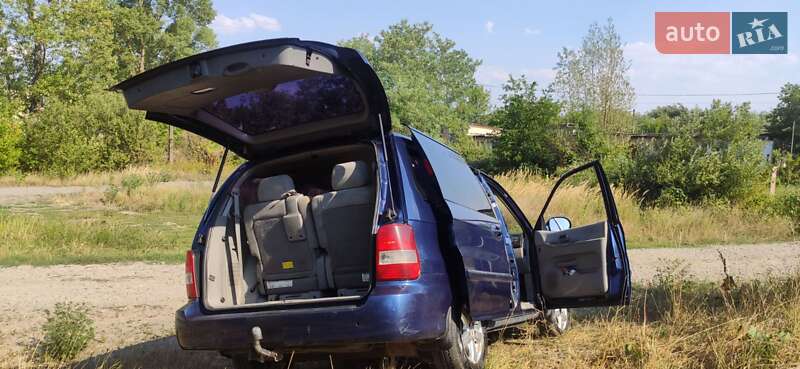 Минивэн Kia Carnival 2004 в Ужгороде