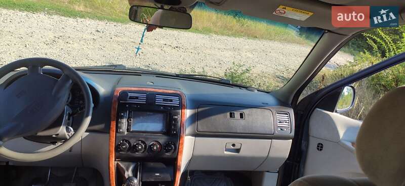 Минивэн Kia Carnival 2004 в Ужгороде