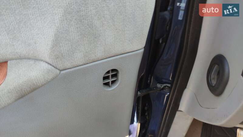 Минивэн Kia Carnival 2004 в Ужгороде