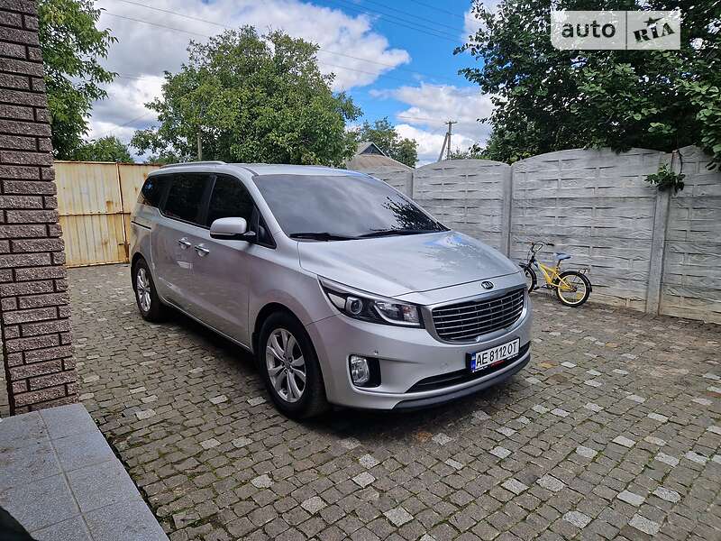 Минивэн Kia Carnival 2016 в Пятихатках