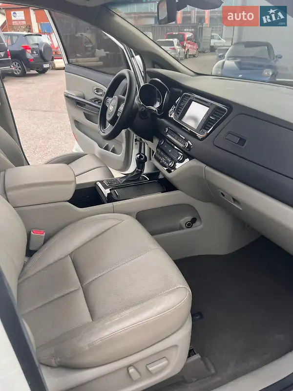 Мінівен Kia Carnival 2015 в 