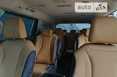 Минивэн Kia Carnival 2021 в Киеве