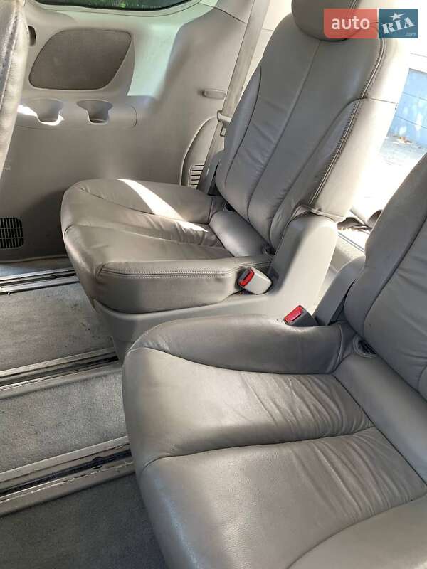 Минивэн Kia Carnival 2006 в Черновцах