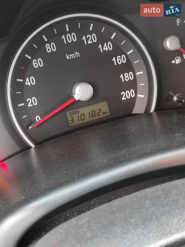 Мінівен Kia Carnival 2006 в Чернігові