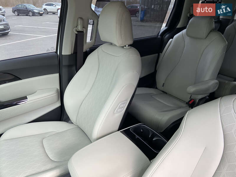 Минивэн Kia Carnival 2023 в Киеве
